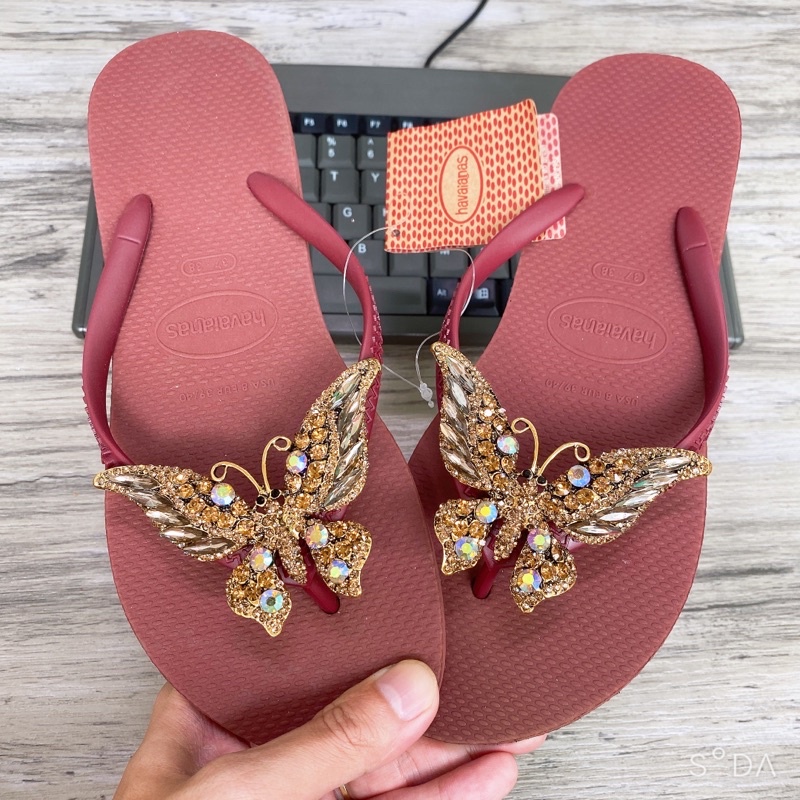 Dép xỏ ngón nữ chất liệu cao su gắn Charm Bướm Chúa Vàng Đồng