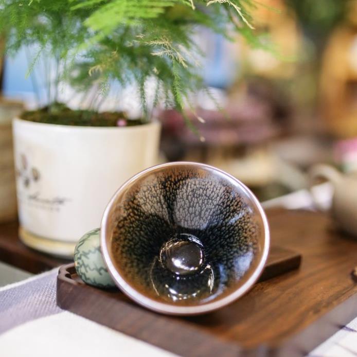 Chén thiên mục họa tiết lông chim trĩ công nghệ nung điện dành cho trà chủ.