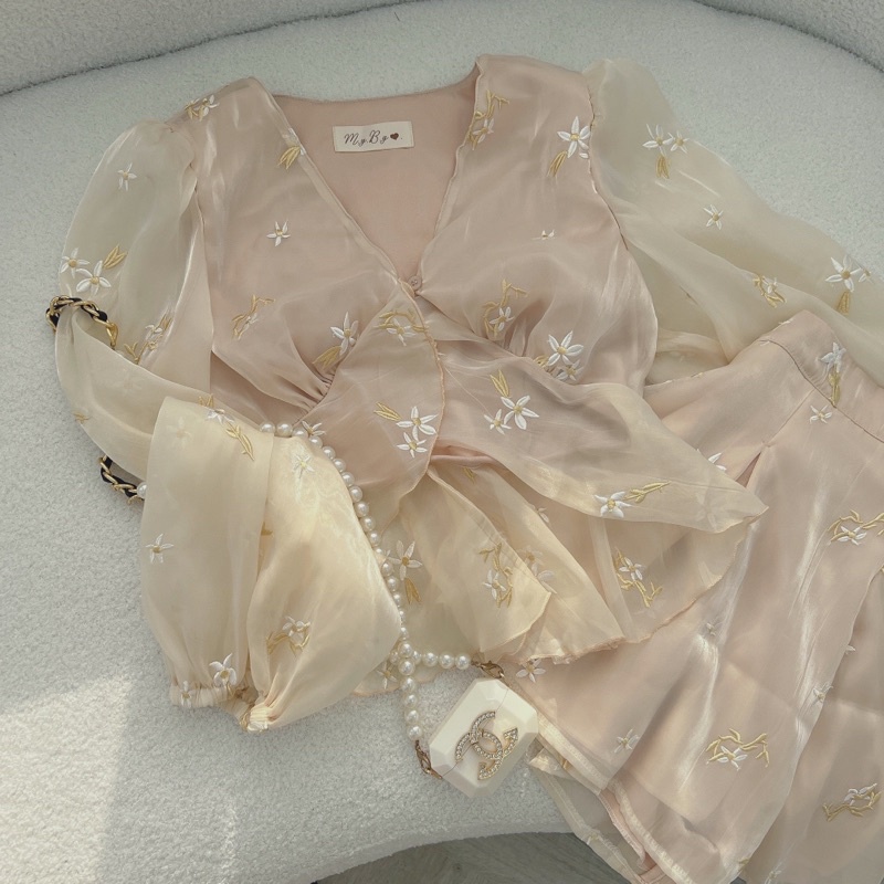 SET ÁO CROPTOP HOA NỔI CỔ V TAY BỒNG + CHÂN VÁY TƠ OGANZA