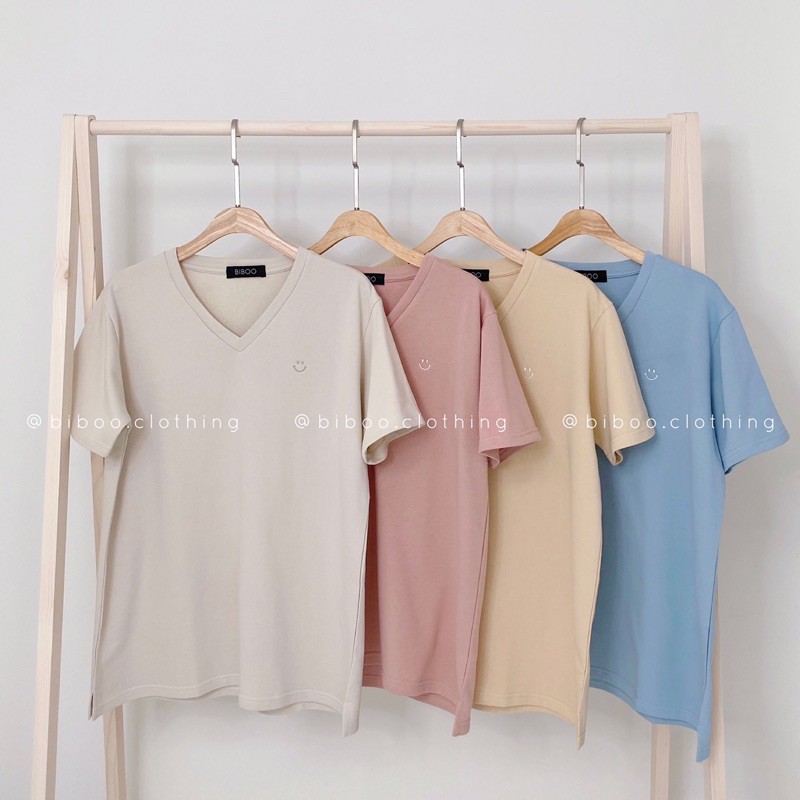 BIBOO - Áo thun cổ V tay ngắn form rộng thêu hình mặt cười