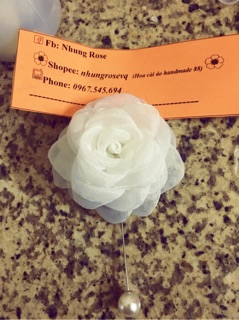 Hoa cài áo váy màu trắng