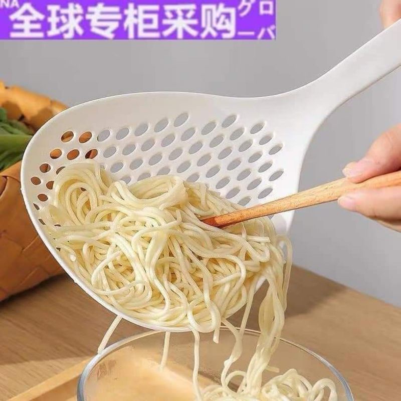 Thìa nhúng mì vớt đồ ăn - Thìa lỗ nhựa vớt đồ ăn dễ dàng và an toàn