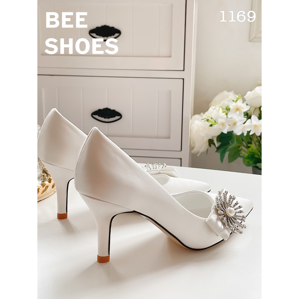 BEESHOES - GIÀY CAO GÓT NỮ MŨI NHỌN HỌA TIẾT NƠ HOA ĐÁ - GIÀY CAO GÓT NỮ GÓT NHỌN CAO 7 PHÂN SẴN MÀU TRẮNG 201169