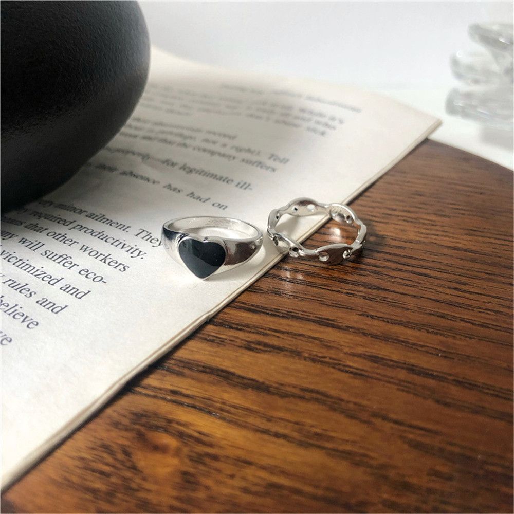 Bộ 2 nhẫn đeo ngón tay màu đen họa tiết trái tim phong cách thời trang