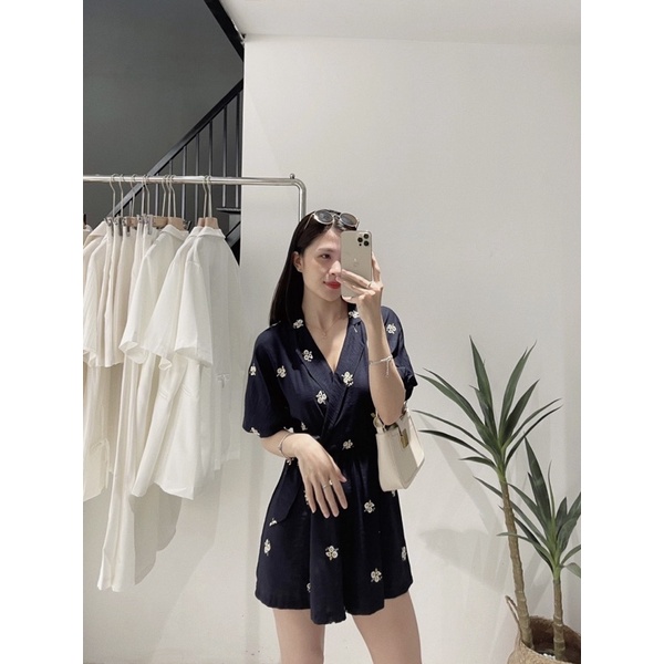 Bộ jumpsuit thêu hoa | BigBuy360 - bigbuy360.vn