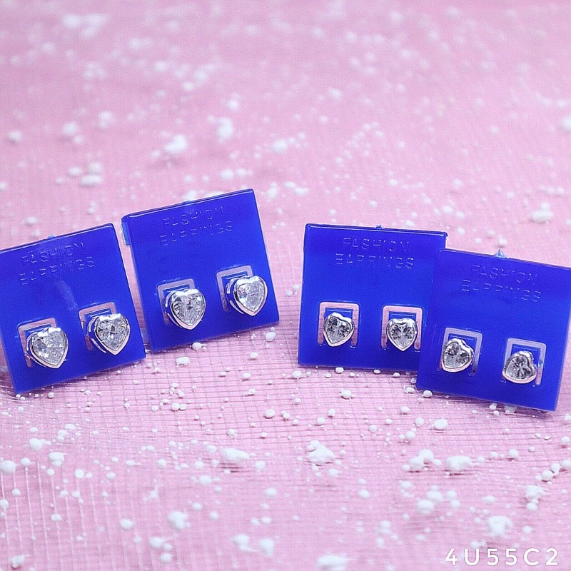 Khuyên tai chấm đá dày dặn tròn tim