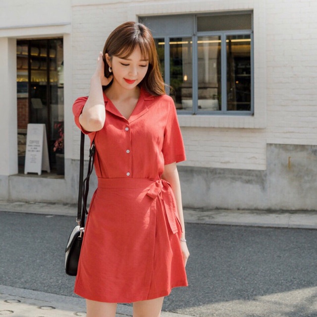 Đầm sơ mi cam đắp tà