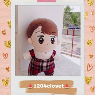 Outfit Doll 20cm. Quần yếm màu đỏ xọc phối với áo thun màu trắng xẻ trên cổ làm điểm nhấn cho áo.