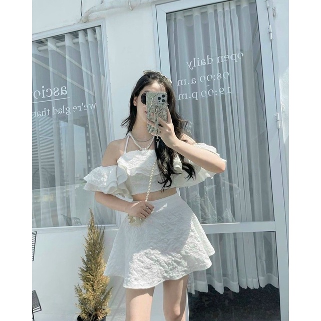 Set trễ vai cổ yếm TIBU, Áo croptop hở vai nữ kèm chân váy dễ thương màu trắng mặc đi chơi, siêu hot trend