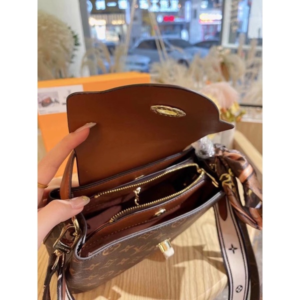 Túi Xách Eo Vi Hoa 2 Quai Như Ảnh