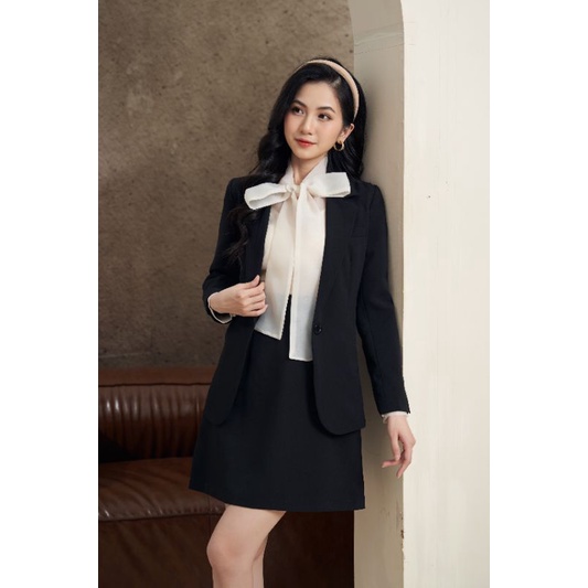Set blazer vạt tròn đen và chân váy khoá sau
