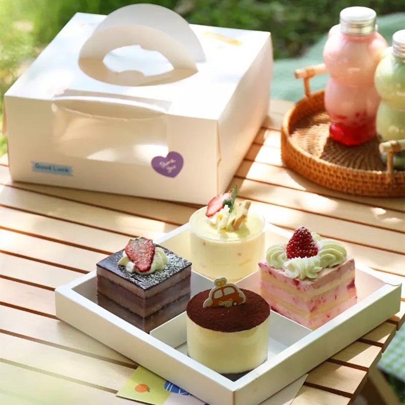 Hộp vuông đựng bánh 4 ngăn có quai xách 23cm