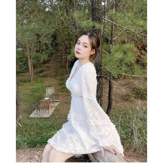 Đầm trắng tay dài cut out lưng