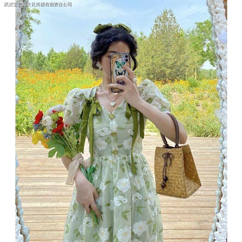 Đầm dáng chữ a cổ vuông in họa tiết hoa cúc màu trắng/xanh lá phong cách Retro Pháp thời trang mùa hè 2021