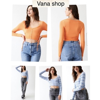 Áo crop tay dài có rút dây hai bên.