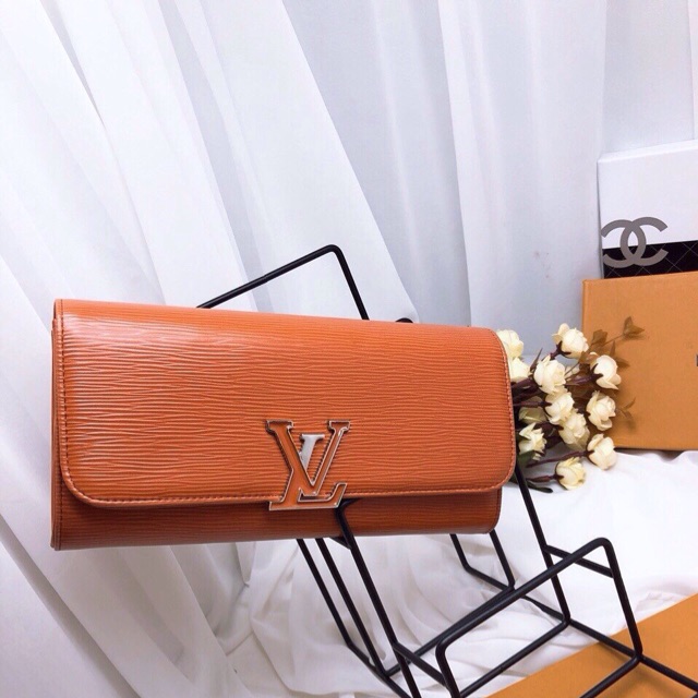 Túi sách hàng xuất âu da thật được thiết kế đơn giản. Một số lỗi nhẹ nên sale . Có đầy đủ code và mã vạch