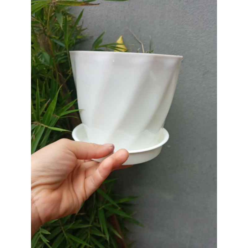 Chậu tặng kèm đĩa đựng nước đường kính 15cm x16cm