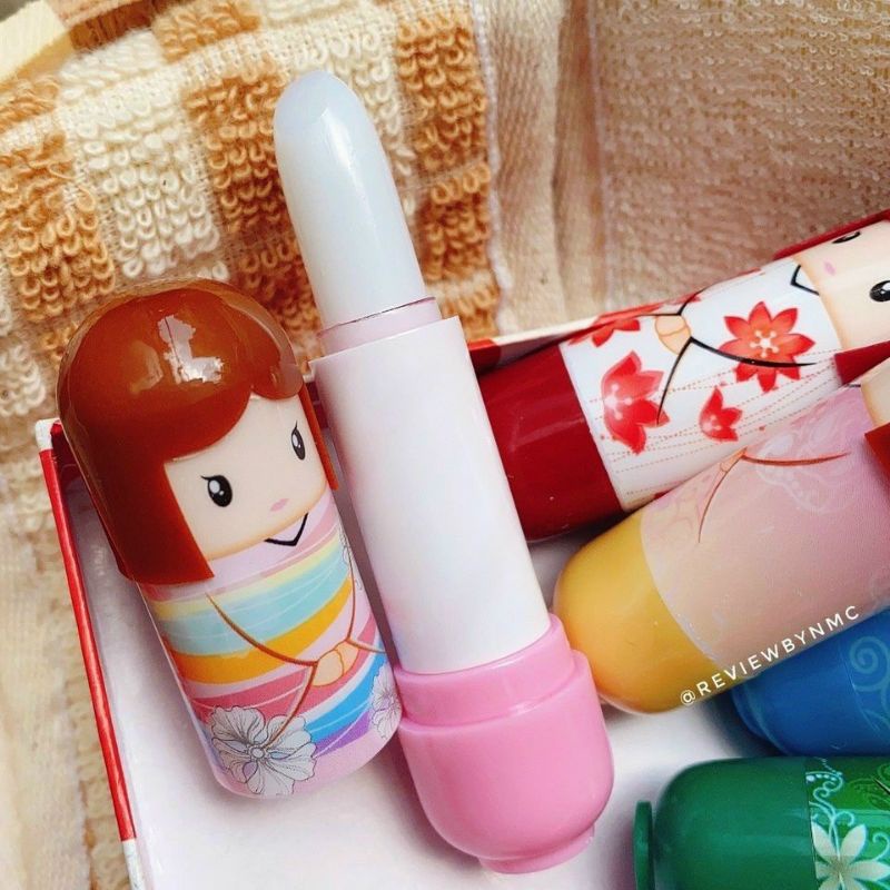 son dưỡng môi cô gái