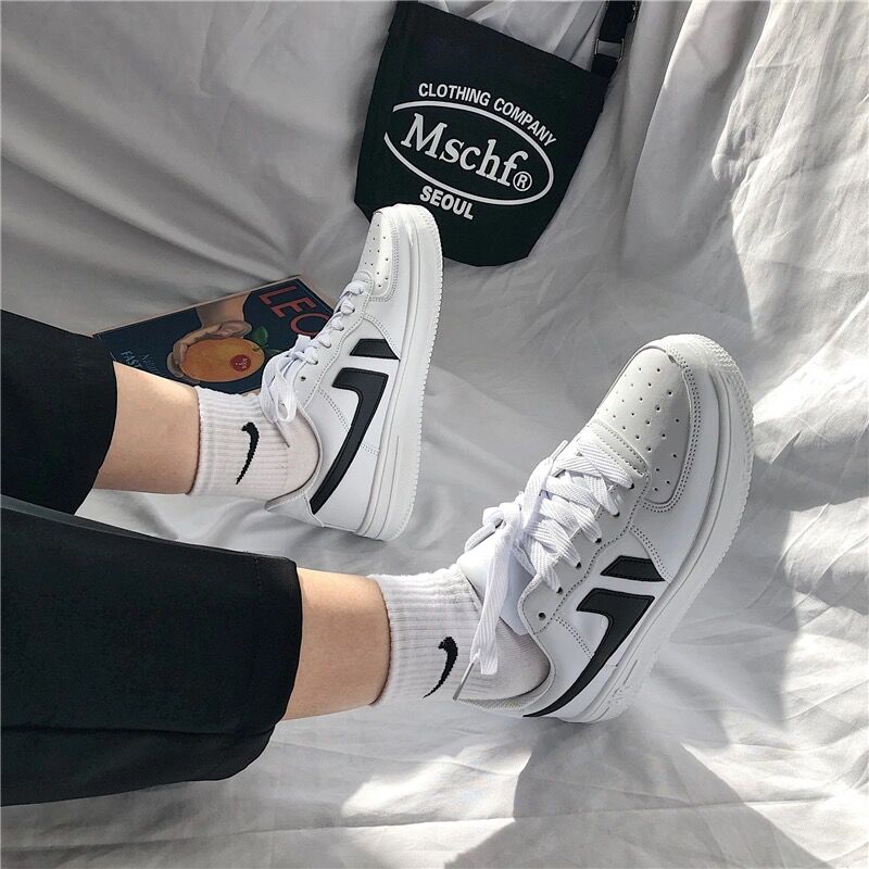 Giày sneaker màu trắng kiểu dáng retro dễ phối đồ cho nữ | BigBuy360 - bigbuy360.vn
