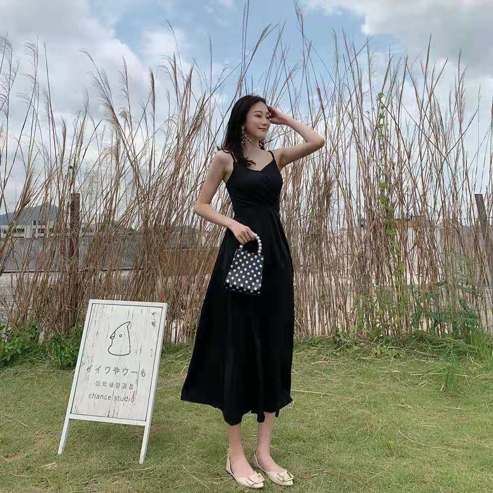 Đầm hai dây màu đỏ phong cách Pháp thời trang xuân hè 2021