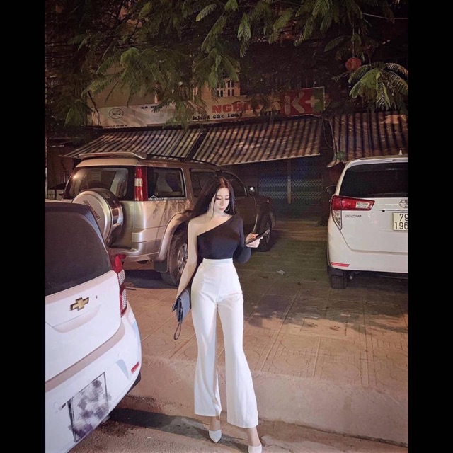 Set áo lệch vai đen, phối quần loe