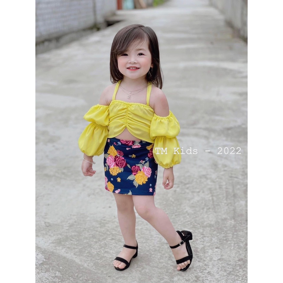 Set áo vàng rớt vai cv hoa bé gái