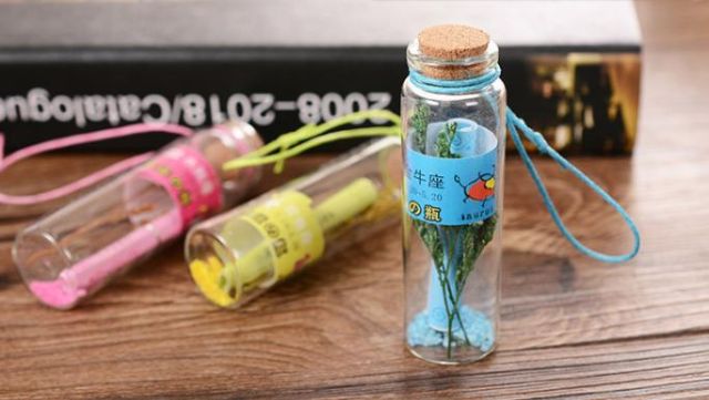 1 hủ điều ước thủy tinh. Màu ngẫu nhiên