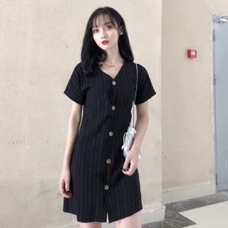 Váy đen cúc giữa
