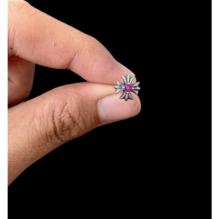 Bông tai  chrome hearts ghim có đá