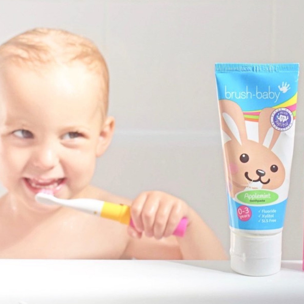 Kem Đánh Răng Trẻ Em BRUSH BABY Vị Applemint Giàu Xylitol Dành Cho Bé Từ 0 - 3 Tuổi