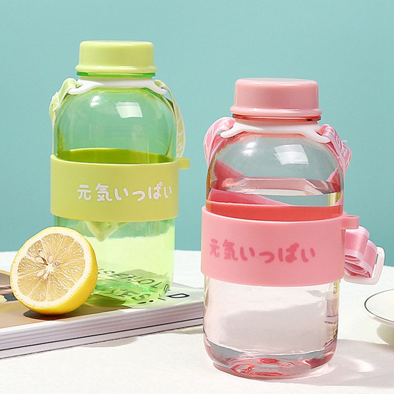 Bình Nước Nhựa Trong Suốt 550ml Kèm Dây Đeo Bằng Nhựa