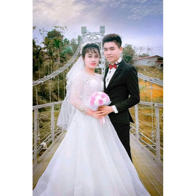 hoa sáp cầm tay cô dâu