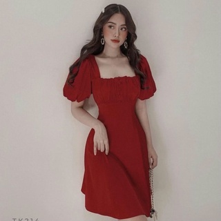 Đầm đỏ cổ vuông nhúng ngực nút bọc