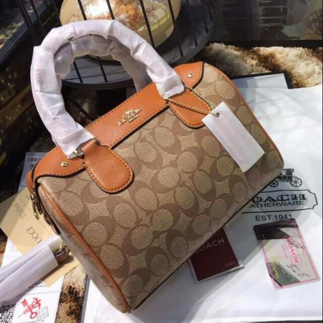 - Trống Coach super - Size: 25cm- Chất da mềm, logo khắc tinh xảo, đẹp lắm luôn