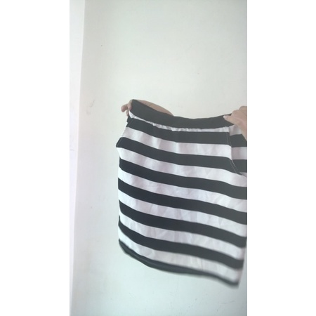 Váy thun sọc trắng đen