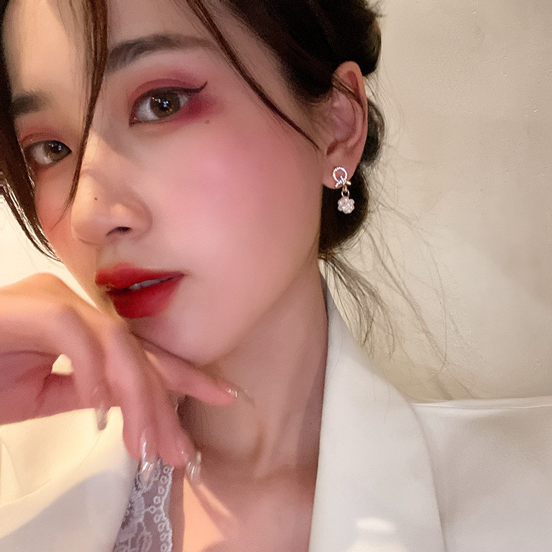 Cặp hoa tai đính đá phong cách Hàn Quốc