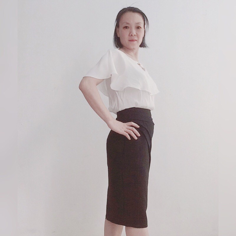 Séc đồ áo sơ mi cánh tiên cổ tim với chân váy búp chì sếp li hông siêu xinh màu trắng , đen
