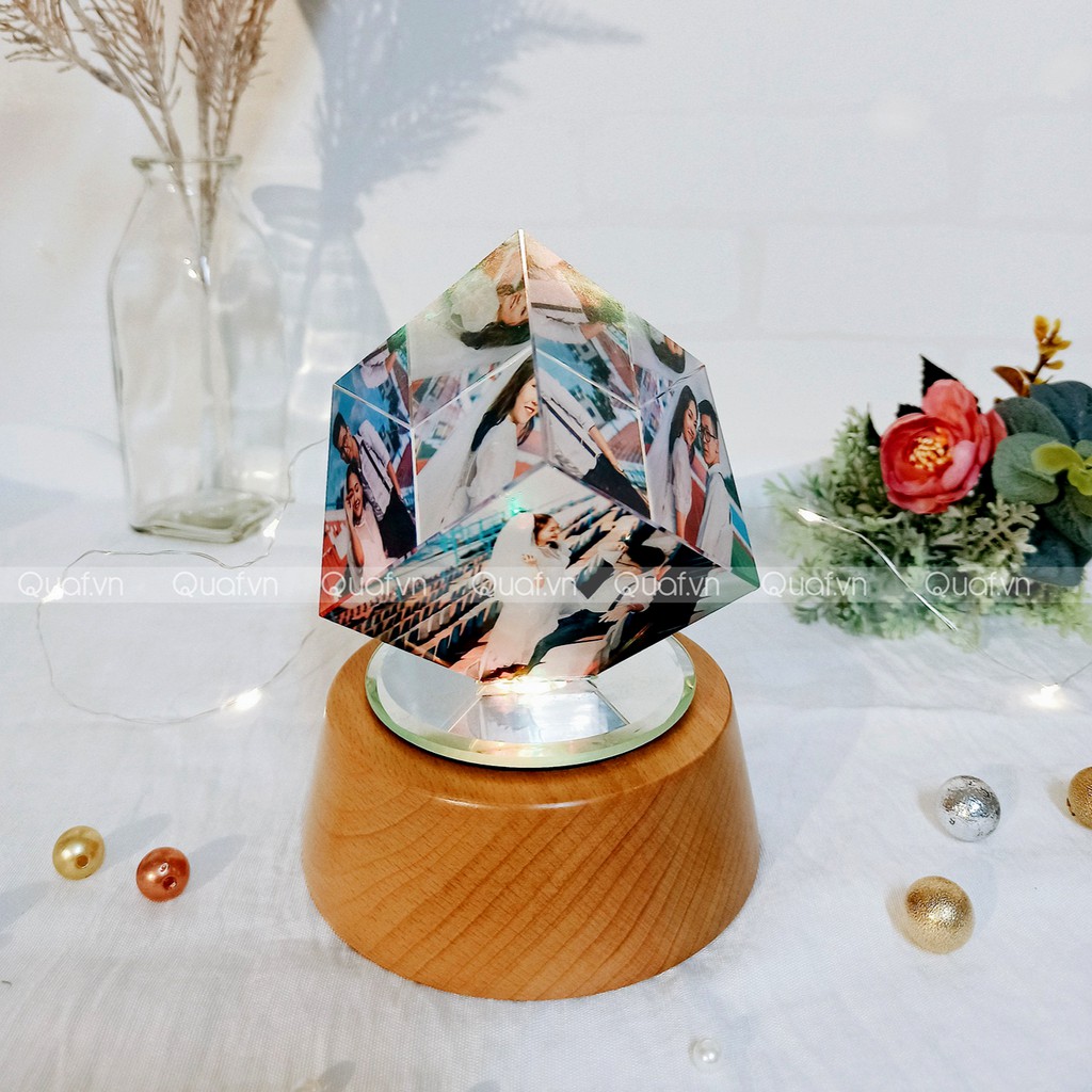 [ELAGO MP3] Pha lê lập phương ELAGO MUSIC MP3 đế gỗ, đèn tự động xoay, 18 bản nhạc piano, in 3 ảnh theo yêu cầu