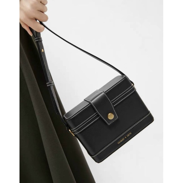 Túi đeo chéo Charles & Kieth