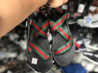 Dép chaco kẻ guci