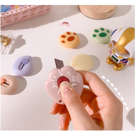 Dao dọc giấy mini , dao cắt giấy cute có nút bấm an toàn hình bàn chân mèo 3 màu dễ thương