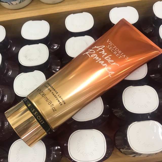 Dưỡng thể Victoria's Secret - Amber Romance ( 236mL )