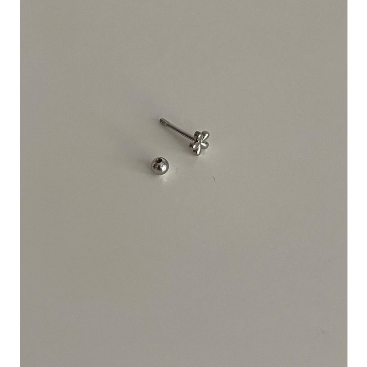 𝐯𝐞𝐥𝐯𝐞𝐭𝐩𝐢𝐧𝐤.𝐚𝐜𝐜🇰🇷 | Khuyên tai chốt bi vặn bông hoa mini