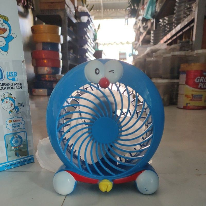 Quạt sạc Doraemon
