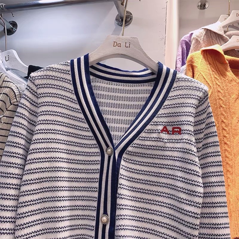 áo len khoác cảdigan dệt kim dáng bóng chày viền sọc cổ tim khuy ngọc thêu AR (2127#)