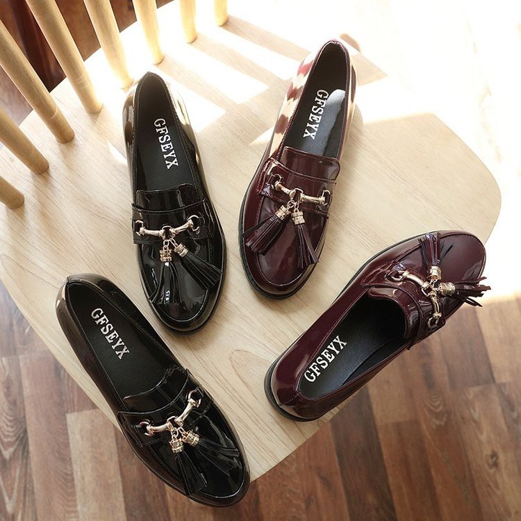 Giày mũi tròn phối tua rua gót vuông thời trang nữ | BigBuy360 - bigbuy360.vn