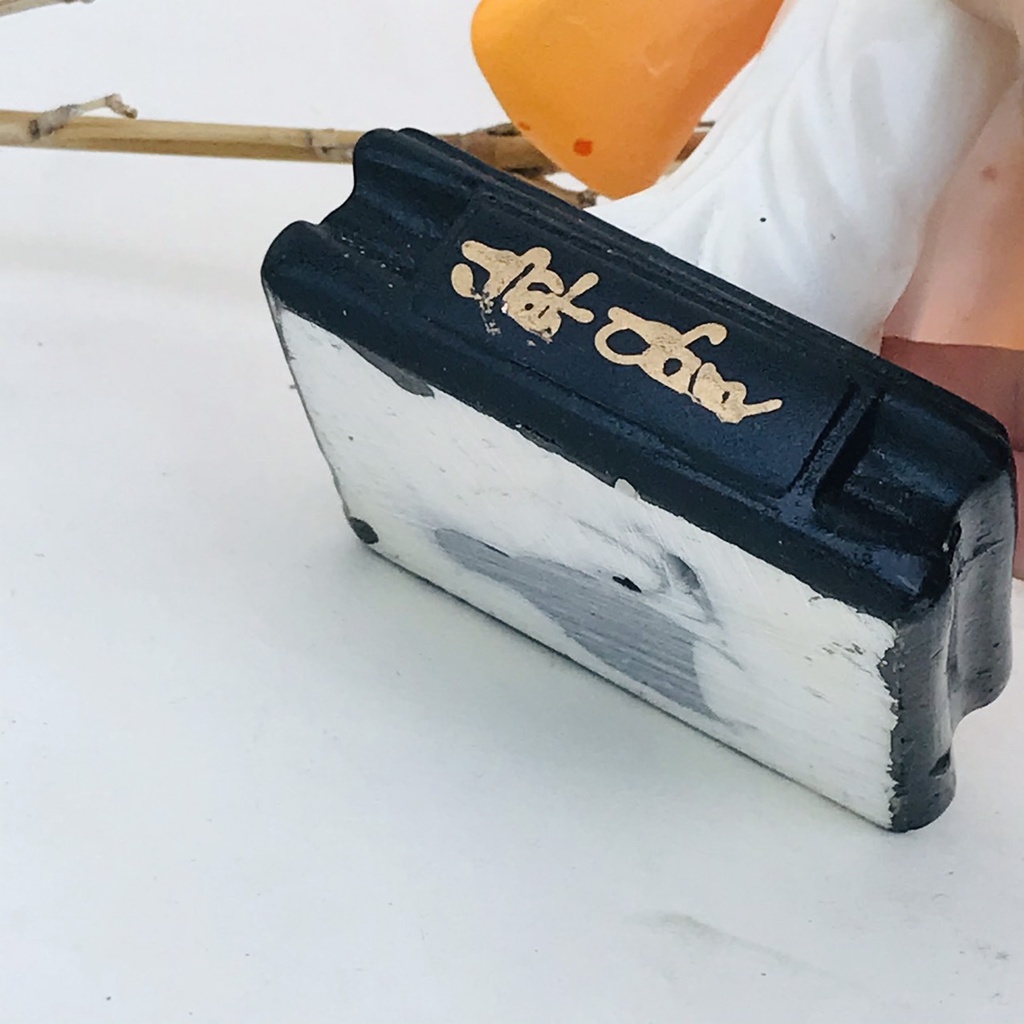 Tượng Cô Gái Nữ Sinh Việt Nam Mặc Áo Dài tay Cầm Chiếc Nón Lá và Ôm Cặp Chất Liệu Bột Đá Đúc Sơn Màu Đẹp/ Cao 15Cm