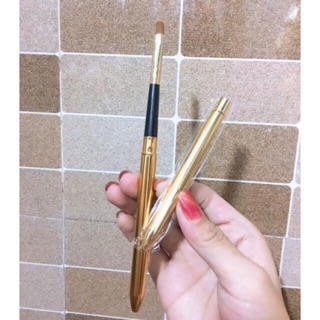 Cọ sơn môi có nắp đây