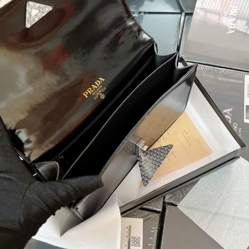 TÚI PRADA KẸP NÁCH KHÓA TAM GIÁC THỜI TRANG FULL BOX SEAL