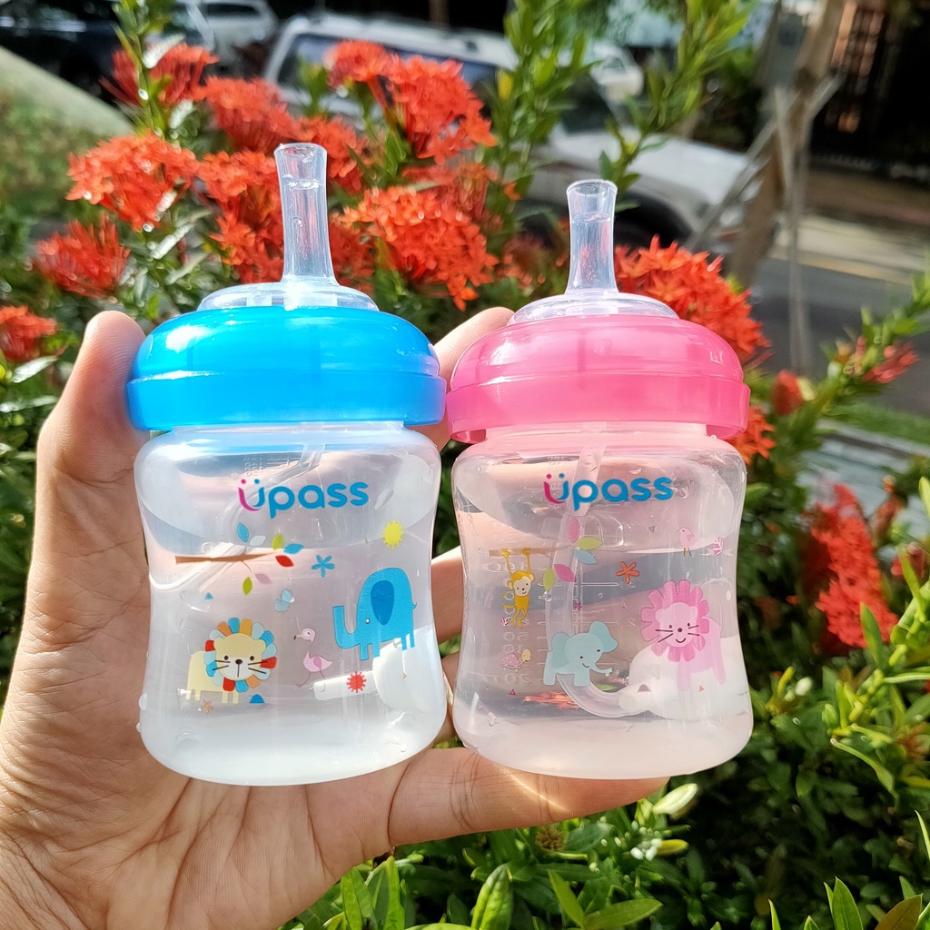 Bình tập uống nước ống hút mềm UPASS vạch 160ml (tối đa 180ml) chống sặc, chống đổ, uống được mọi tư thế cho bé.